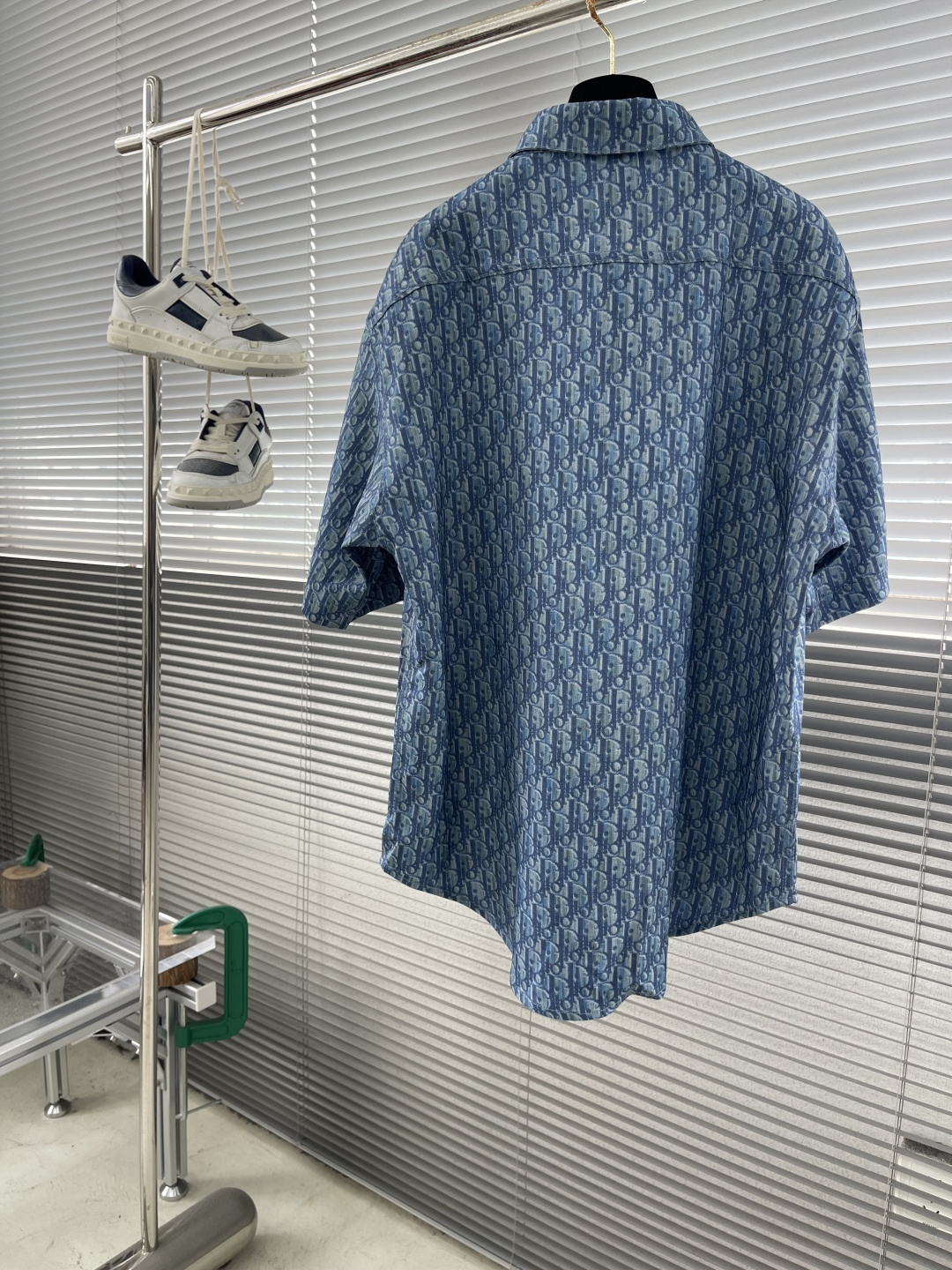 -Dio Oblique 满印短袖衬衫定制云锦柔棉交织料 质感十足 舒适贴肤 以深邃蓝调为画布 挥洒标志