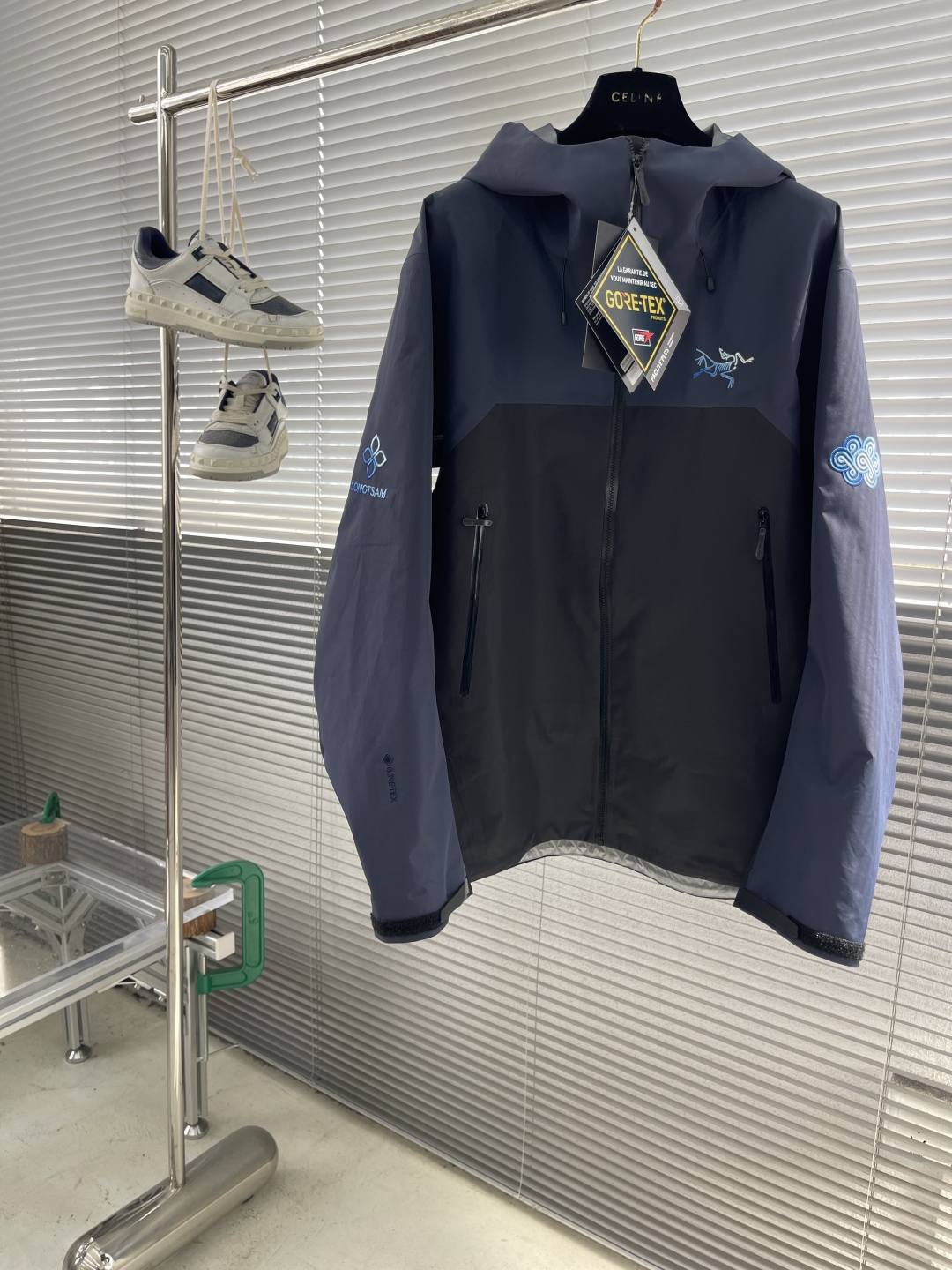 NO:743352,The highest version on the market, the girl will inspect the goods, trim the three marks on the threads, and deliver the goods. You can post pictures and take videos. If you want quality or service, please add me on WeChat. We will not accept urgent orders. - Niaojia Songtsam SONGTSAM Co-branded 3.0 Namtso  Songtsan cooperated with the ancestors* and launched a new 'Namtso' themed series inspired by the holy lake on the plateau at an altitude of 4718 meters. The series symbol - the winding curve of the gradient blue rope connects the mountains and lakes, connects people and all things, and conveys the endless flow of vitality. Size S-XXL Size Brass Long Shoulder Width S 1066845 M 7047 L1147249 XL 1187451  2XL12276 53,men's clothing,jil sander,19860909市面最高版本小妹验货、修剪线头上三标、发货可发图及拍视频,要品质要服务的加我微信,不接急单. - 鸟家松赞SONGTSAM联名3.0纳木措 松赞与始祖*合作,以海拔4718米的高原圣湖为灵感,全新推出的“纳木措”主题系列.系列标志——渐变蓝色绳结的蜿蜒曲线勾连山湖脉络,将人与万物相连,传递流动不息的生命力 码数S-XXL 码数 胸围衣长肩宽 S 1066845  M 7047 L1147249 XL 1187451  2XL12276 53,男装,jil sander,,Women's clothing