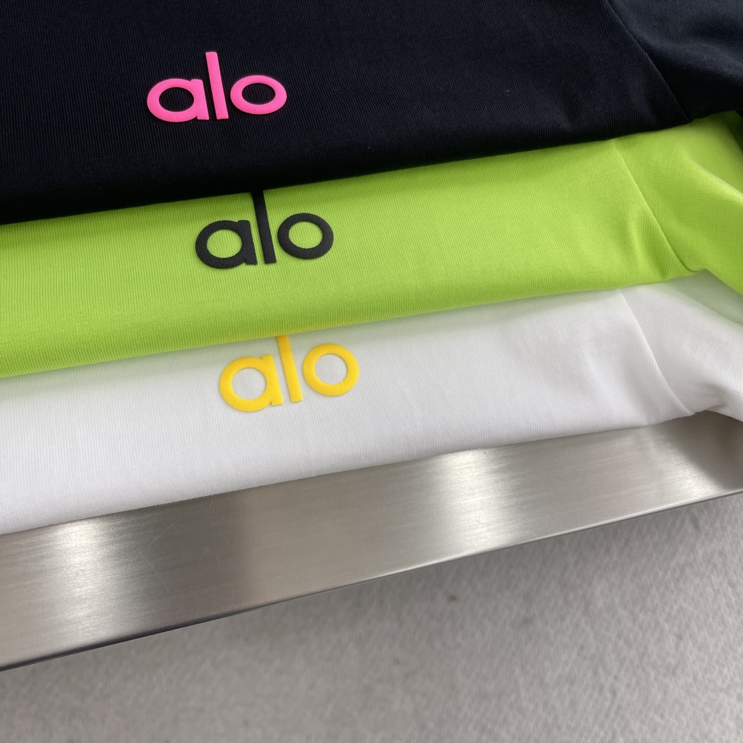 

-alo  25SS新款潮牌T恤.
原单推荐～男女同款！
胸口经典字母alo高温烫画立体发泡🧼工艺.