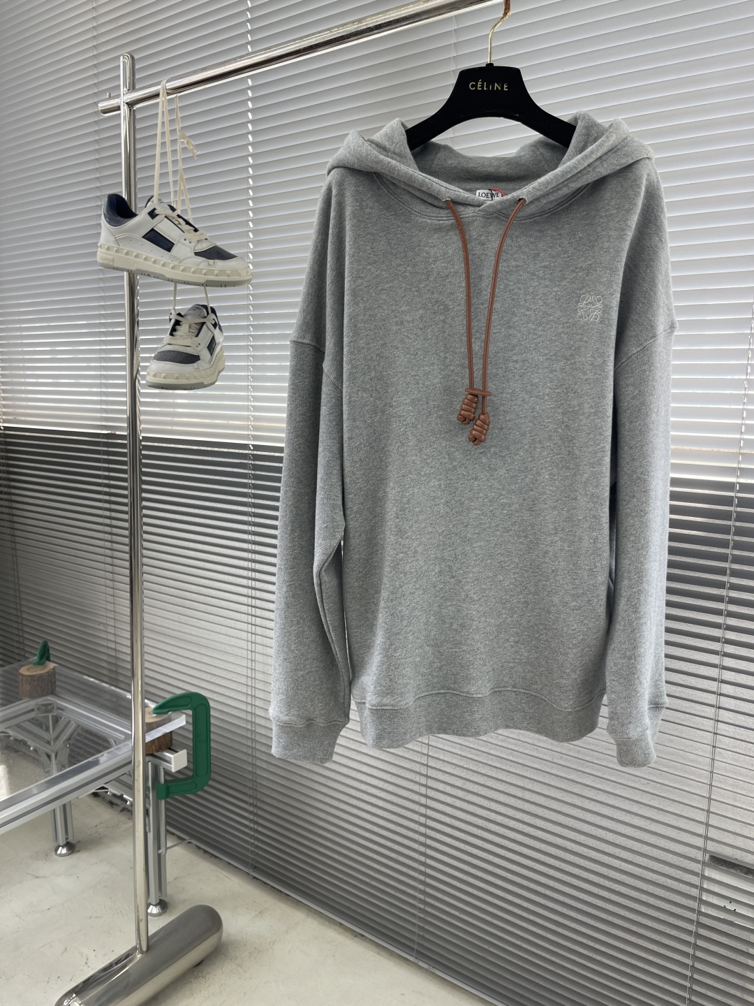 NO:955040,-LOEW Anagram leather embroidered hooded sweatshirt, custom-made with mid-weight looped cotton velvet fabric, soft and comfortable to the touch, quite wide and stylish, using classic gray tones to interpret timeless elegance. The iconic Loew Anagram embroidery is embellished on the chest. It is paired with a Flamenco-style leather drawstring to inject a touch of unique style. It is low-key but highlights taste. Simplify it and mix it casually to release your individual style. Use imported machine embroidery technology and use advanced computer control systems and precision mechanical components.  Achieve Loew Anagram embroidery work with high precision. The lines are smooth and delicate. The fabrics are washed and have a better hand feel. Not easy to deform, not easy to shrink, not easy to fade. Maintain long-term beauty. Size S M L  XL12874.565.6,,loewe,hoodie,sweatshirts,hats,19860909-LOEW Anagram 皮革刺绣连帽卫衣 定制韵致中克回环棉质绒絮料 触感柔软舒适 挺阔有型 以经典灰调演绎永不过时的优雅 标志性Loew Anagram刺绣点缀于胸前 搭配饰有Flamenco风格皮革抽绳 注入一抹别样风情 低调而又凸显品味 化简为繁 随性混搭释放个性风格 采用进口机刺绣工艺 使用先进的计算机控制系统和精密的机械部件 实现Loew Anagram刺绣作业 精度高 线条流畅而细腻 面料都经过浇洗 手感质感更佳 不易变形 不易缩水 不易褪色 保持长久的美观 尺码 S M L XL 尺码胸围衣长肩宽 S116 68.562.5 M12070.5 64 L12472.563.8  XL12874.565.6,,loewe,hoodie,sweatshirts,hats,,Men's clothing