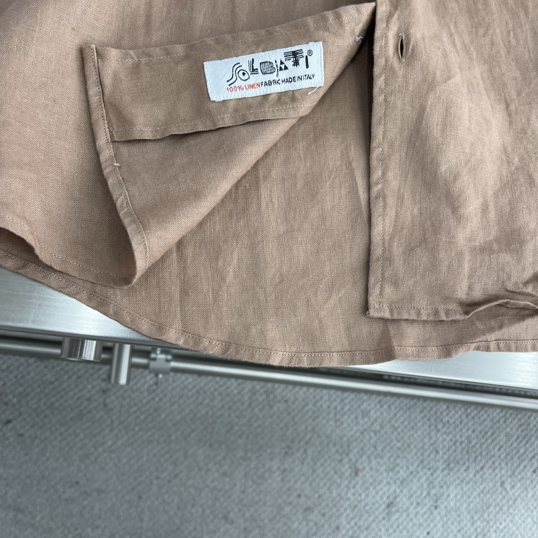 

-Loro Piana   25SS春夏新款进口亚麻面料纯色翻领衬衣，男士简约logo刺绣标识商务休