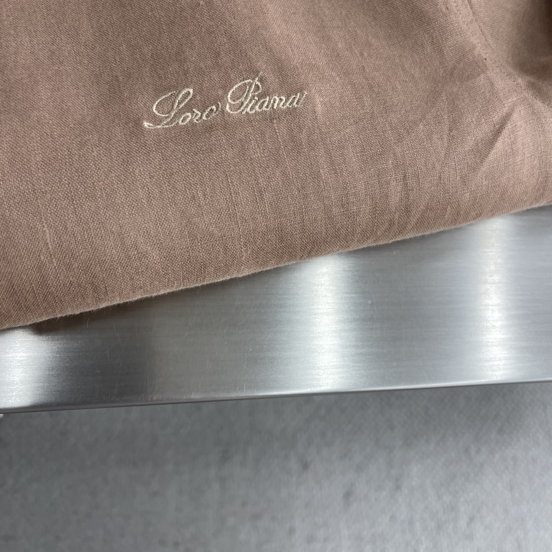 

-Loro Piana   25SS春夏新款进口亚麻面料纯色翻领衬衣，男士简约logo刺绣标识商务休