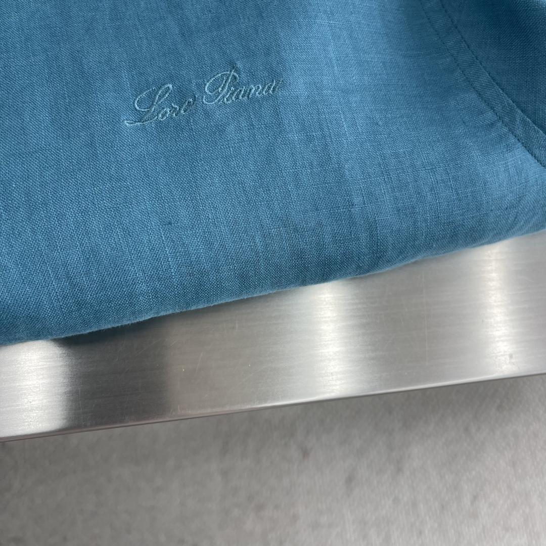 

-Loro Piana   25SS春夏新款进口亚麻面料纯色翻领衬衣，男士简约logo刺绣标识商务休