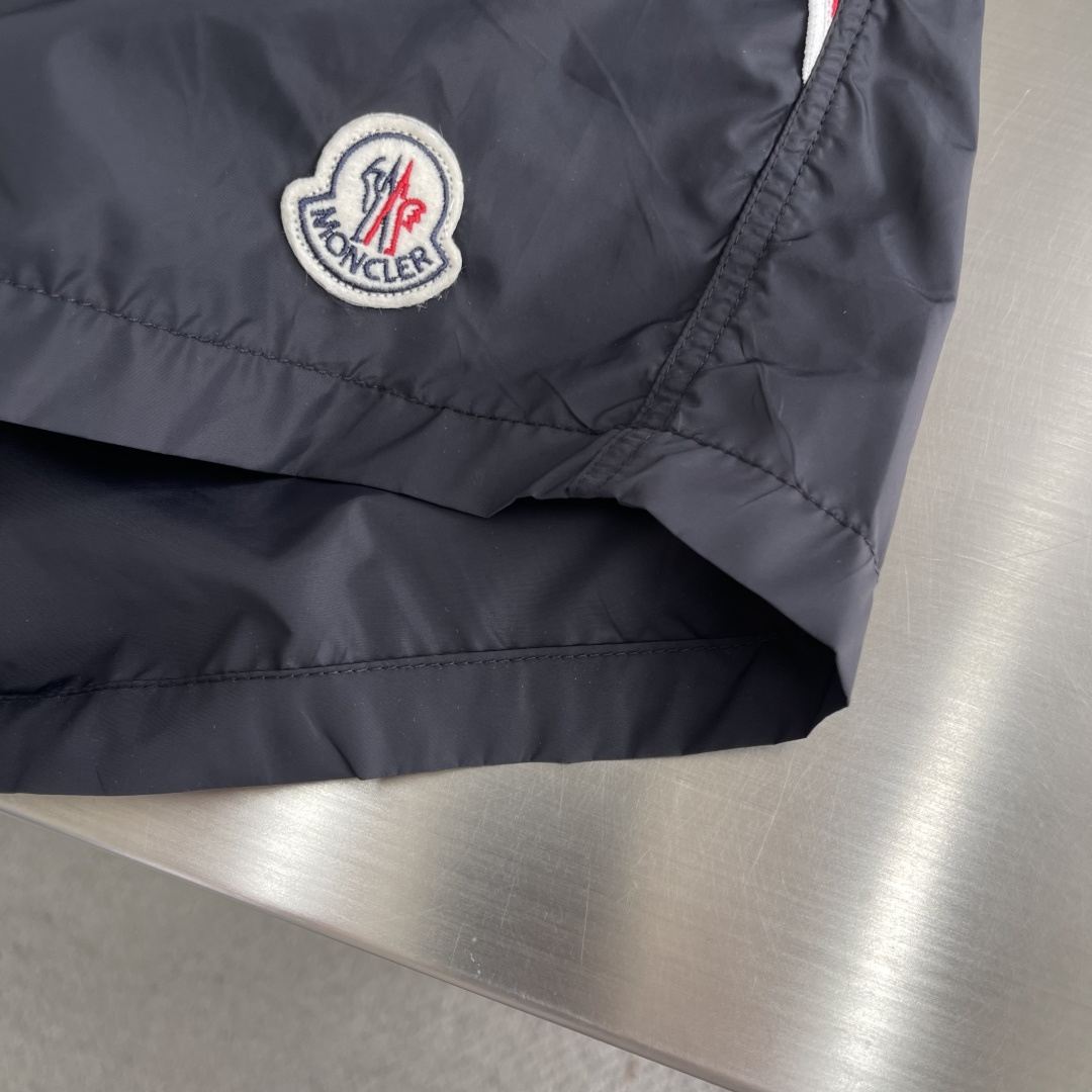 -mon 织带式短裤，这款短裤采用再生面料制作而成，侧口袋饰有红蓝式经典织带，松紧腰头搭配有橡筋抽绳，金