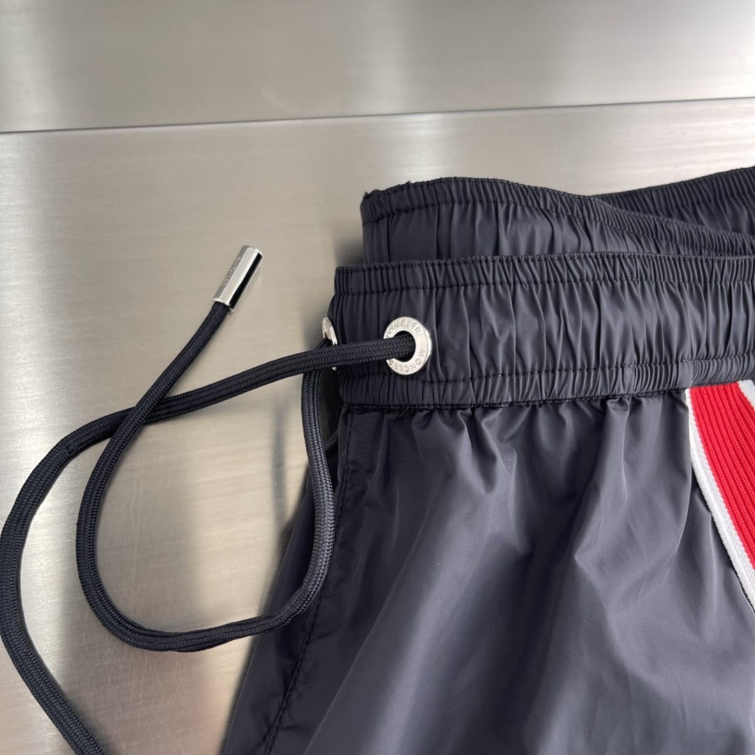 -mon 织带式短裤，这款短裤采用再生面料制作而成，侧口袋饰有红蓝式经典织带，松紧腰头搭配有橡筋抽绳，金