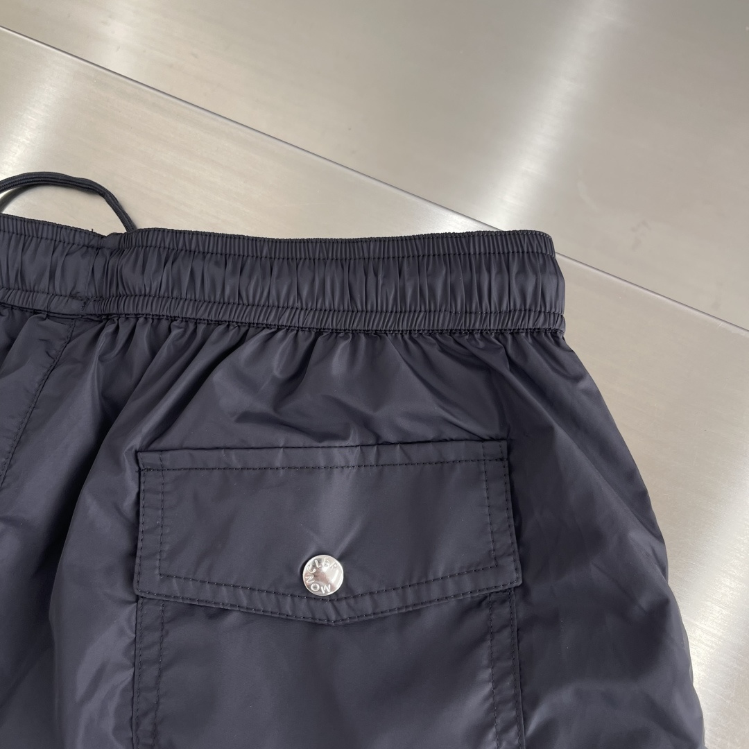 -mon 织带式短裤，这款短裤采用再生面料制作而成，侧口袋饰有红蓝式经典织带，松紧腰头搭配有橡筋抽绳，金