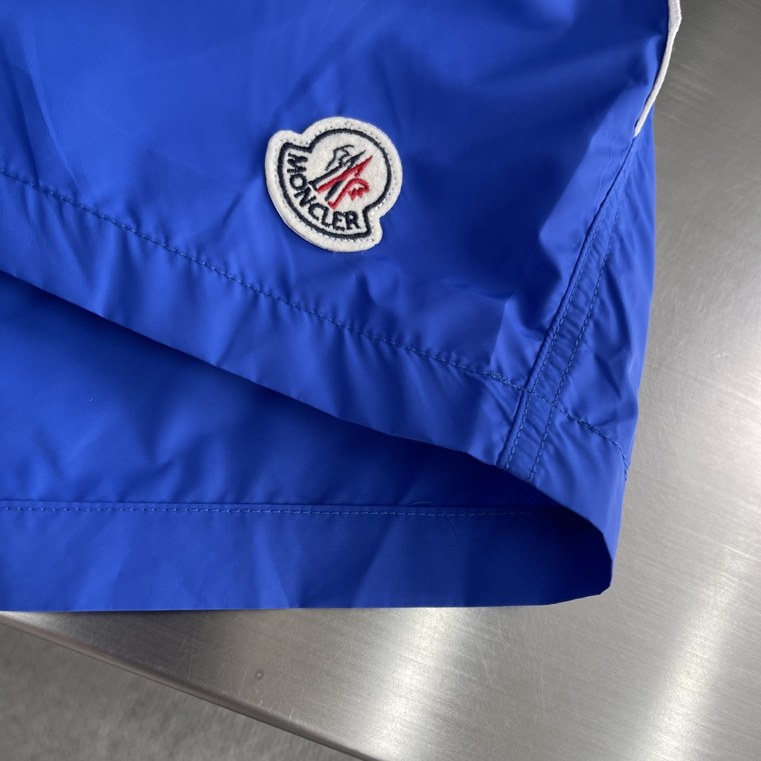 -mon 织带式短裤，这款短裤采用再生面料制作而成，侧口袋饰有红蓝式经典织带，松紧腰头搭配有橡筋抽绳，金