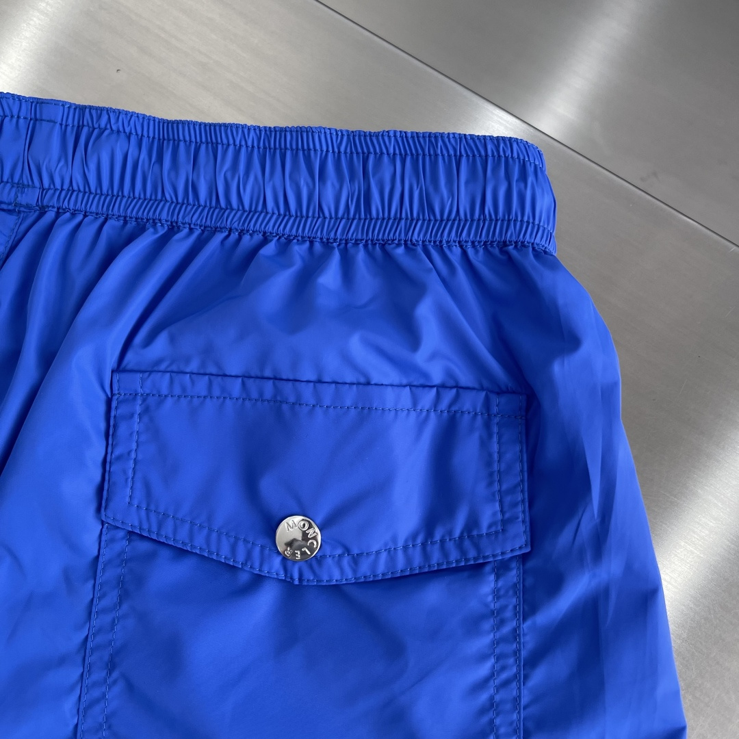 -mon 织带式短裤，这款短裤采用再生面料制作而成，侧口袋饰有红蓝式经典织带，松紧腰头搭配有橡筋抽绳，金