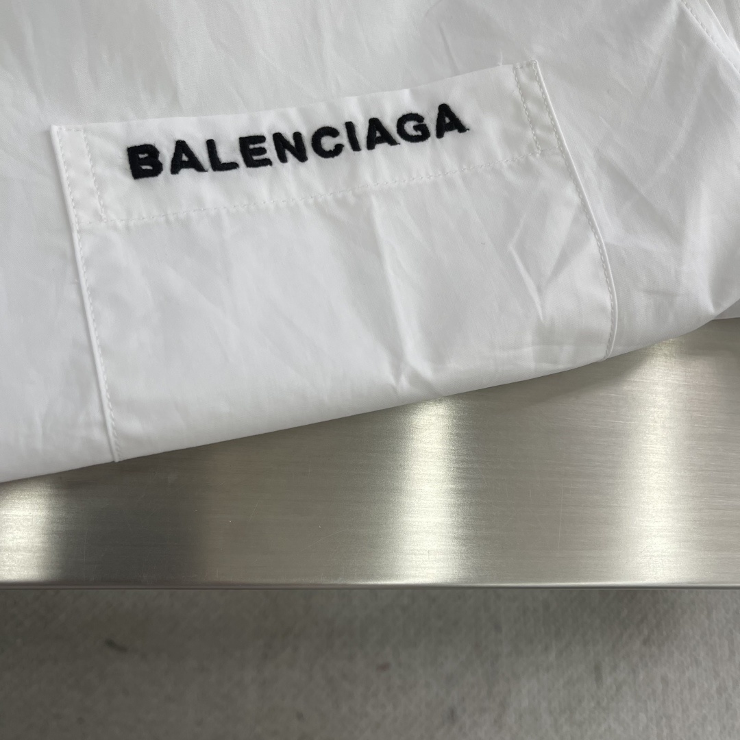 -Balenciag 标识刺绣徽章衬衫
定制轻逸凝忆棉平纹料 质感卓越 舒适贴肤 以纯净无瑕的白色