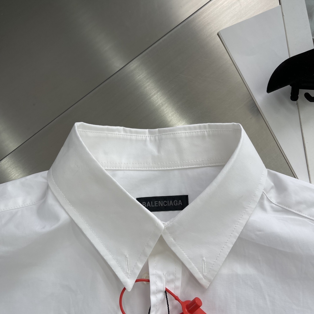-Balenciag 标识刺绣徽章衬衫
定制轻逸凝忆棉平纹料 质感卓越 舒适贴肤 以纯净无瑕的白色