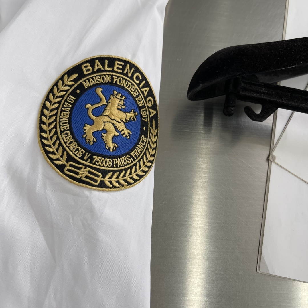 -Balenciag 标识刺绣徽章衬衫
定制轻逸凝忆棉平纹料 质感卓越 舒适贴肤 以纯净无瑕的白色