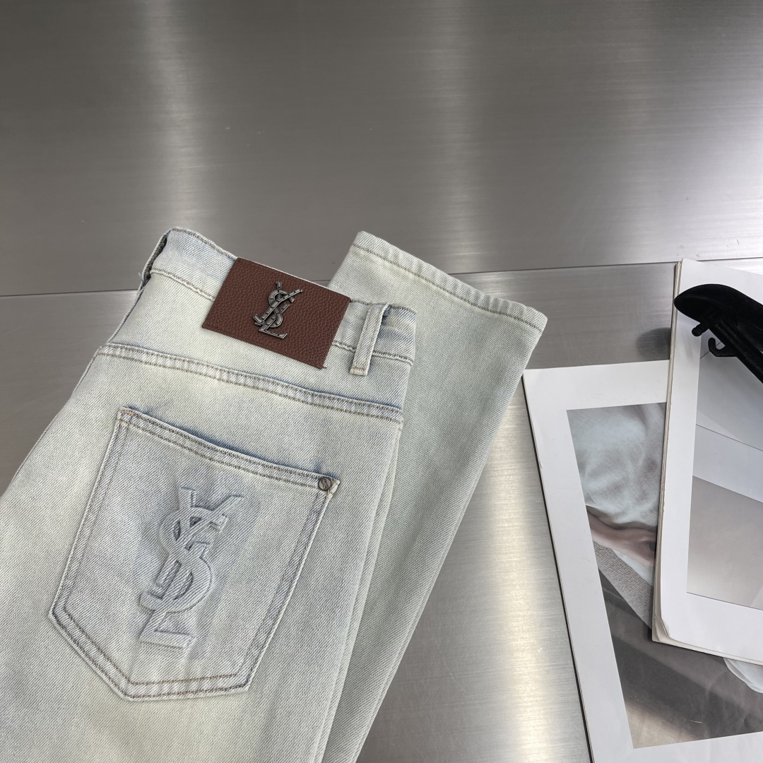 

-YSL   25ss春夏新款牛仔长裤..
高端丹宁顶级长绒棉，做工精致，小直筒修身版型；下脚口手工
