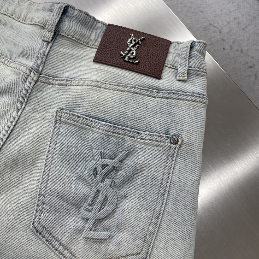 

-YSL   25ss春夏新款牛仔长裤..
高端丹宁顶级长绒棉，做工精致，小直筒修身版型；下脚口手工