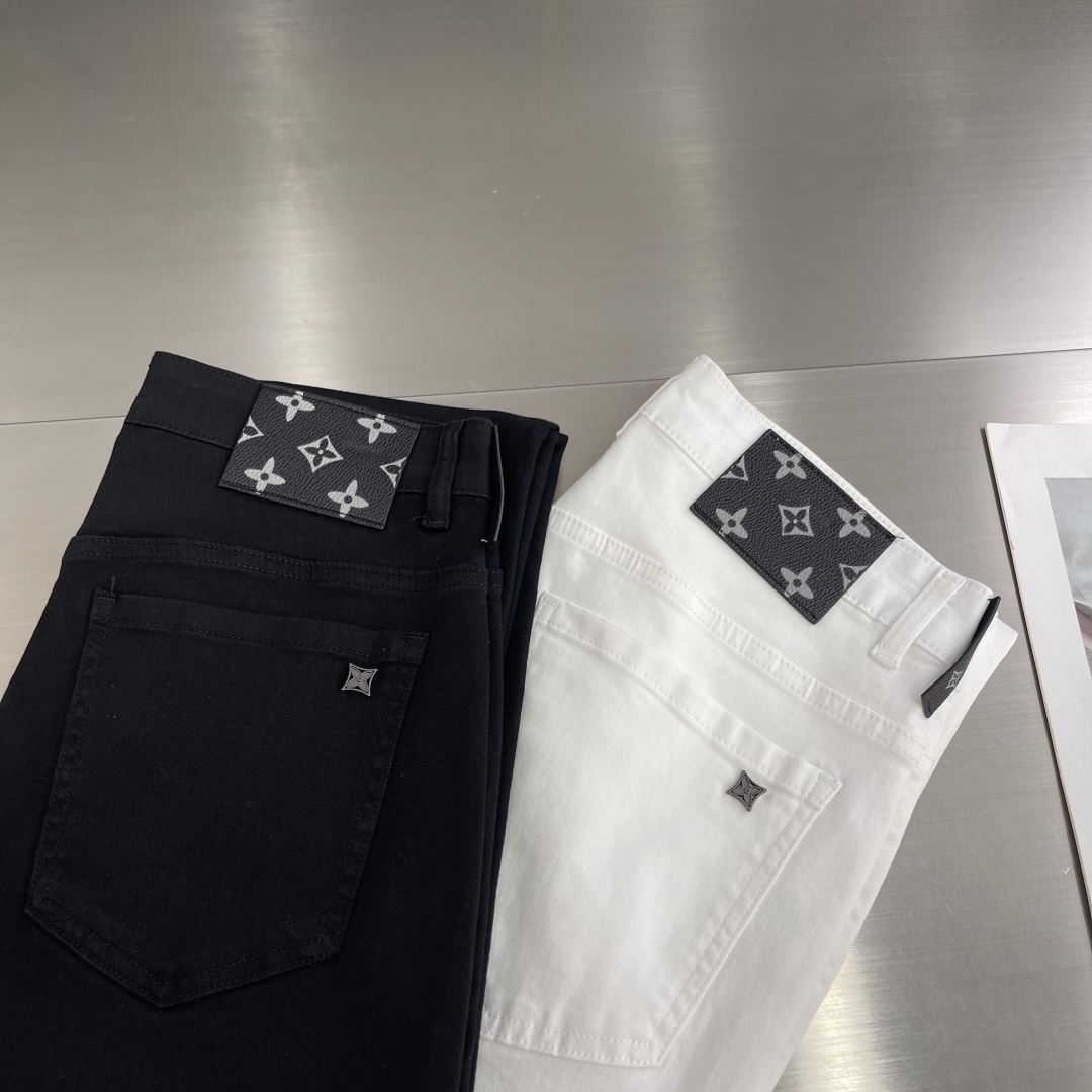 

-驴牌  2025春夏最新推出 直筒 牛仔裤 新品！重工水洗牛仔面料，定制面料和一般牛仔布料比起来，