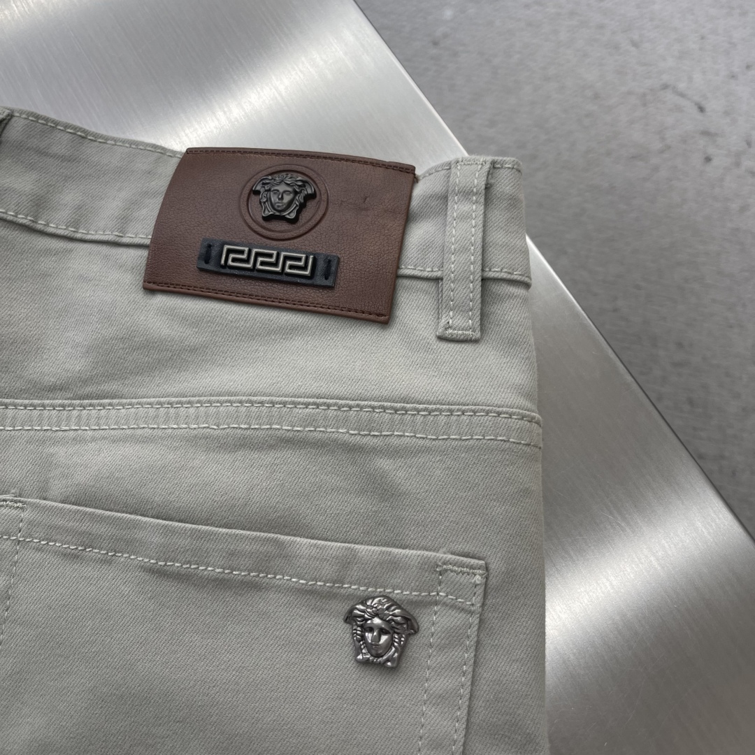 

-Versac  25SS夏季新款休闲牛仔裤，高端品质，面料超级柔软舒适 小直筒版型，上身修长，万能
