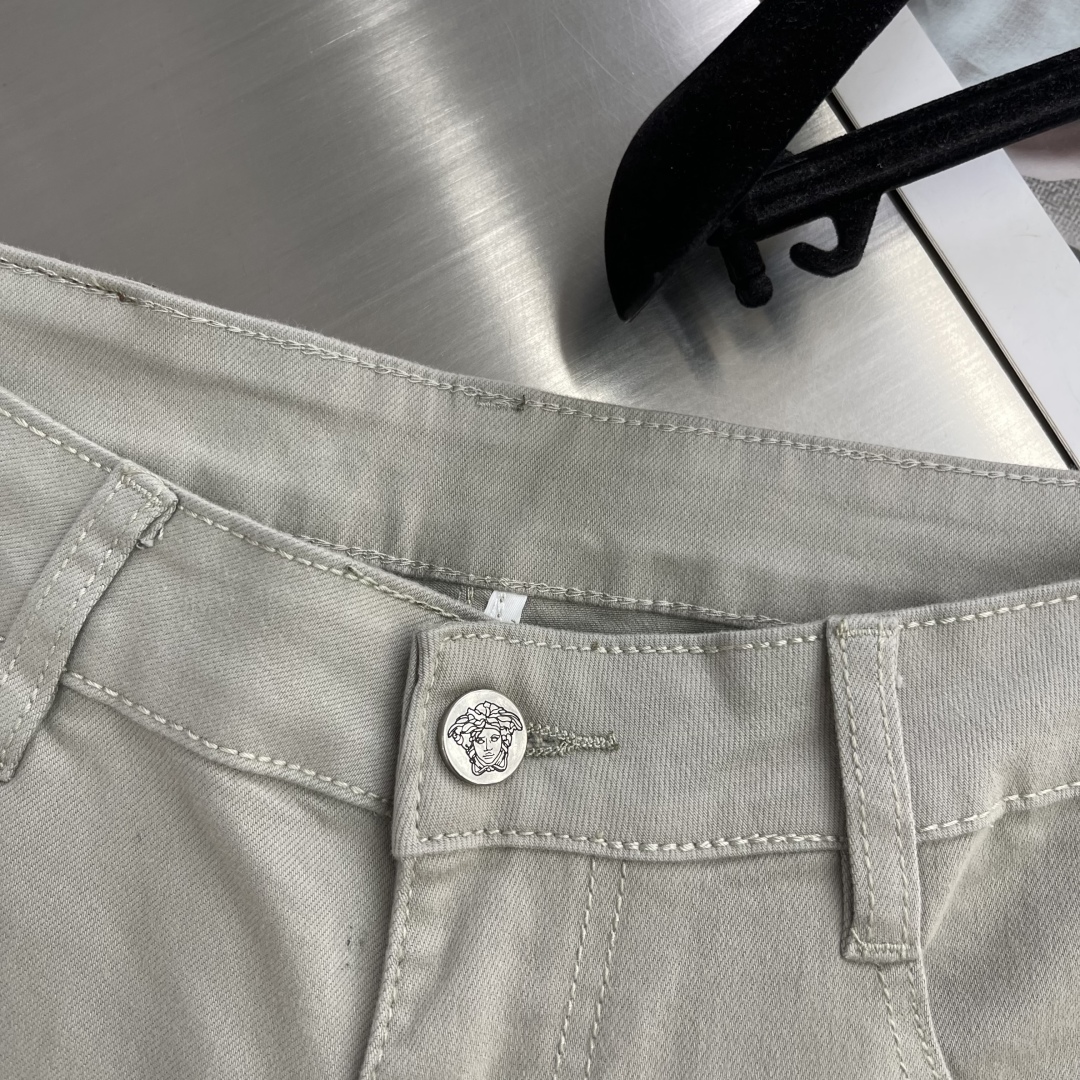 

-Versac  25SS夏季新款休闲牛仔裤，高端品质，面料超级柔软舒适 小直筒版型，上身修长，万能