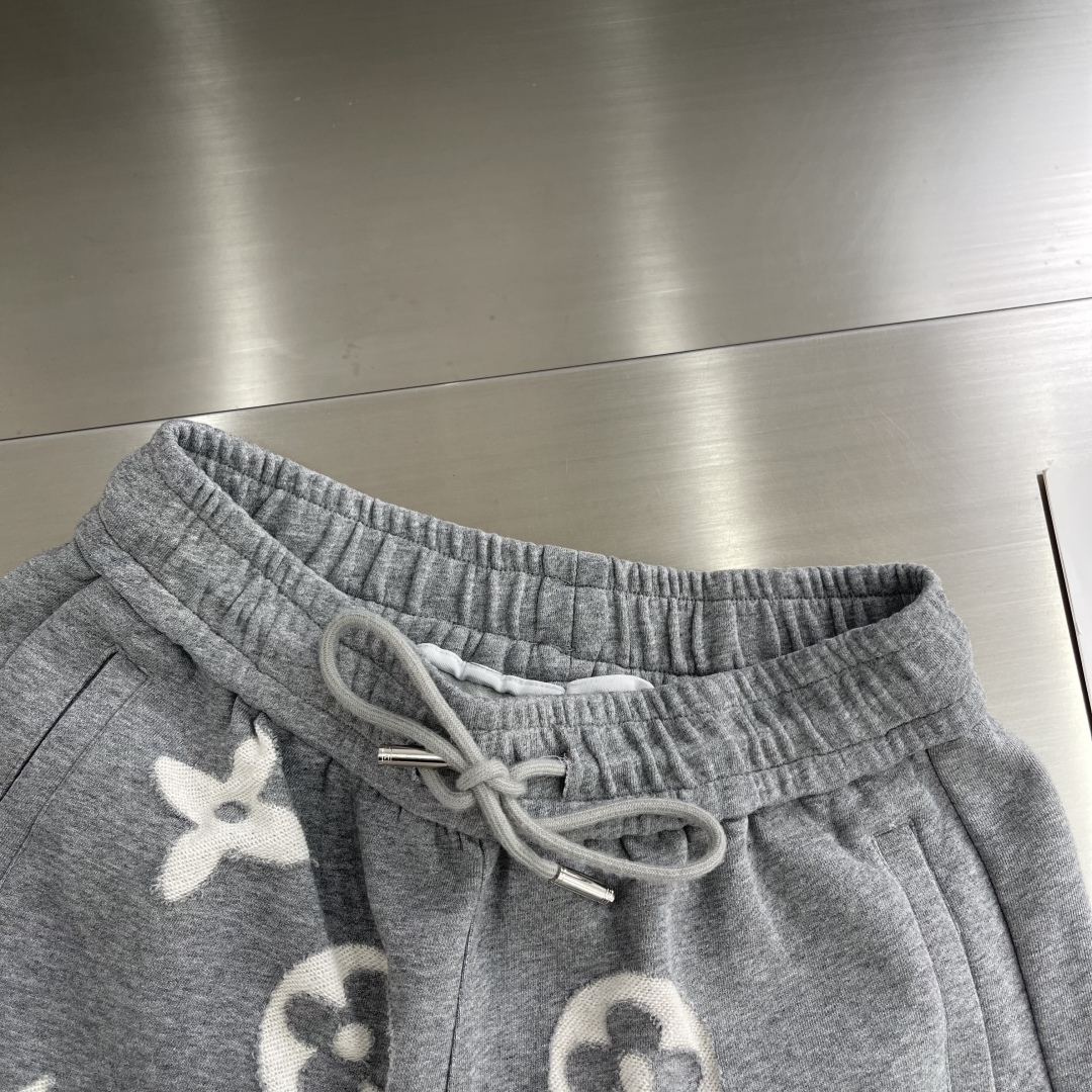 

-驴牌   25ss新款老花短裤
风尚前沿的不二之选。老花图案，传承经典，交织时尚与历史。精湛工艺，