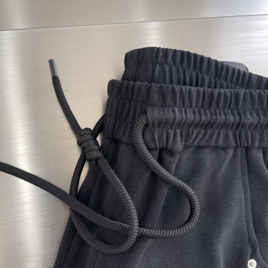 

-Balenciag   2025新款 轻奢主义 人字刺绣 定制logo皮章 男女日常通勤穿搭必备 