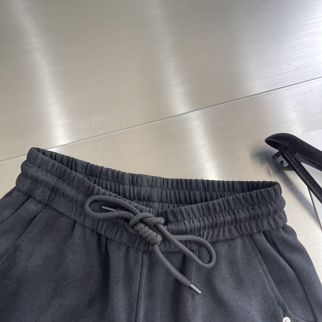 

-Balenciag   2025新款 轻奢主义 人字刺绣 定制logo皮章 男女日常通勤穿搭必备 
