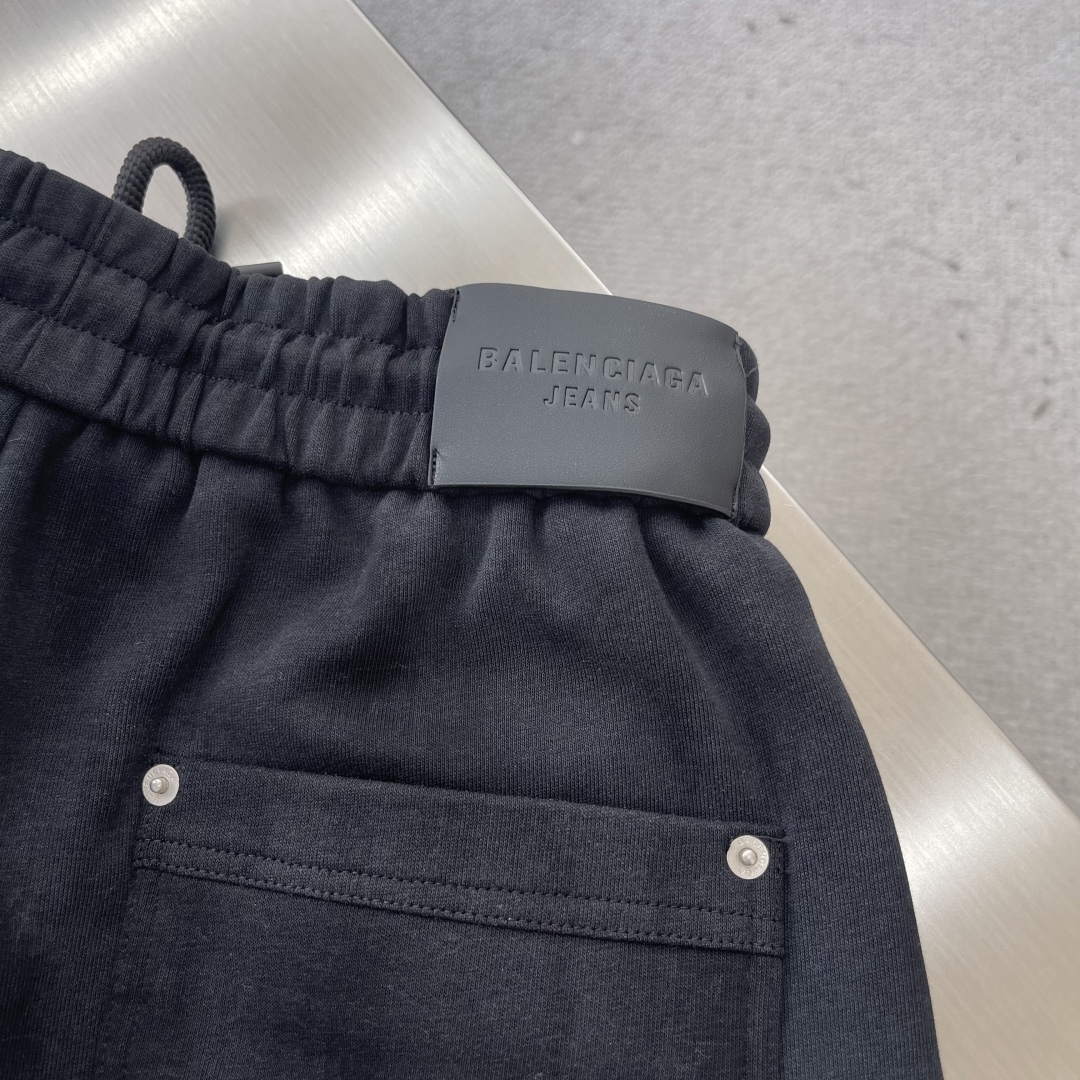 

-Balenciag   2025新款 轻奢主义 人字刺绣 定制logo皮章 男女日常通勤穿搭必备 