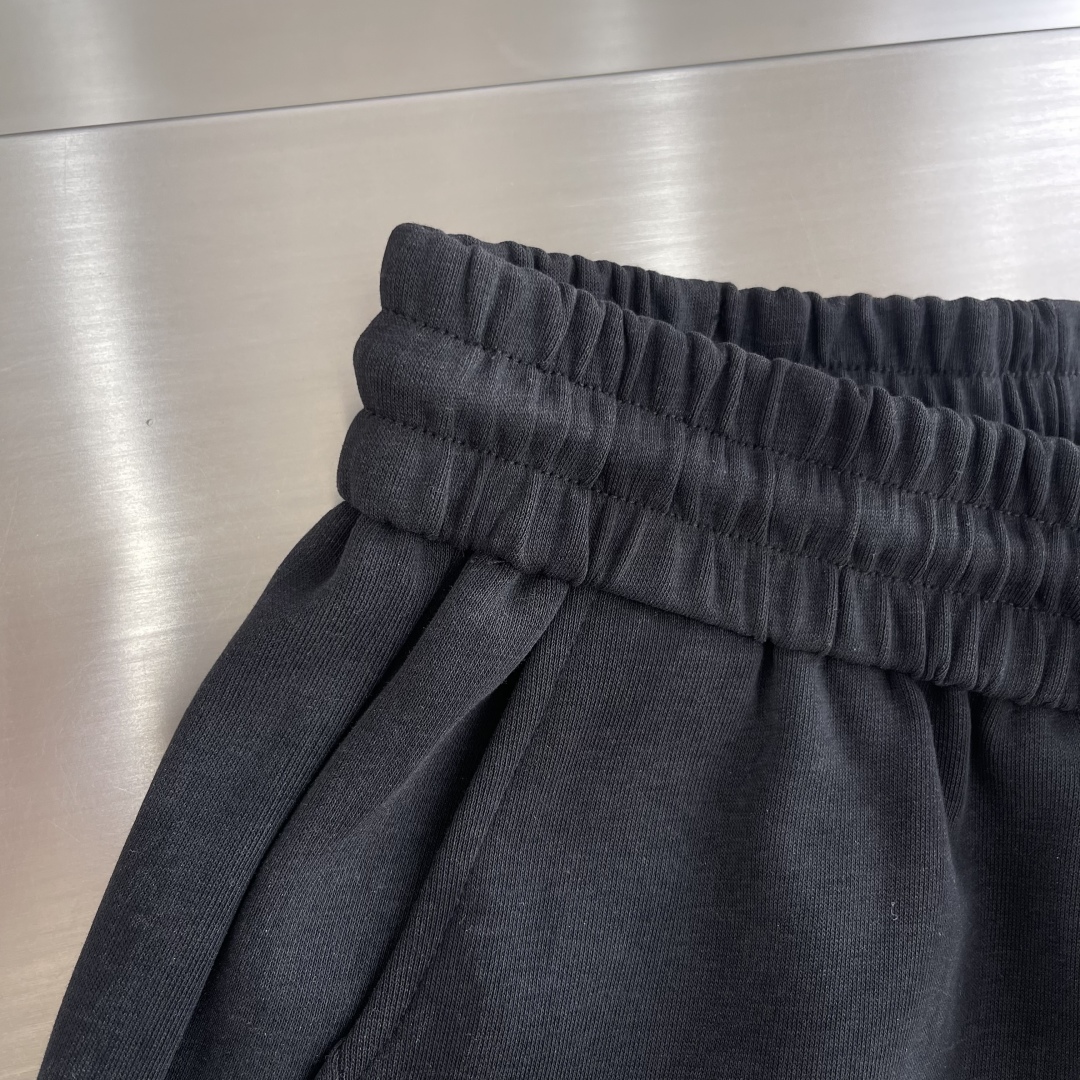 

-Balenciag   2025新款 轻奢主义 人字刺绣 定制logo皮章 男女日常通勤穿搭必备 