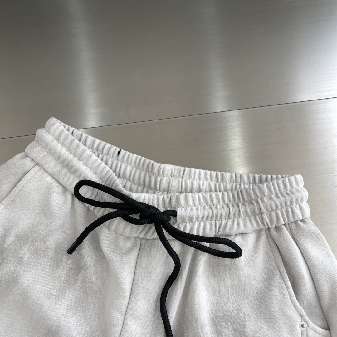 

-Balenciag   2025新款 轻奢主义 人字刺绣 定制logo皮章 男女日常通勤穿搭必备 