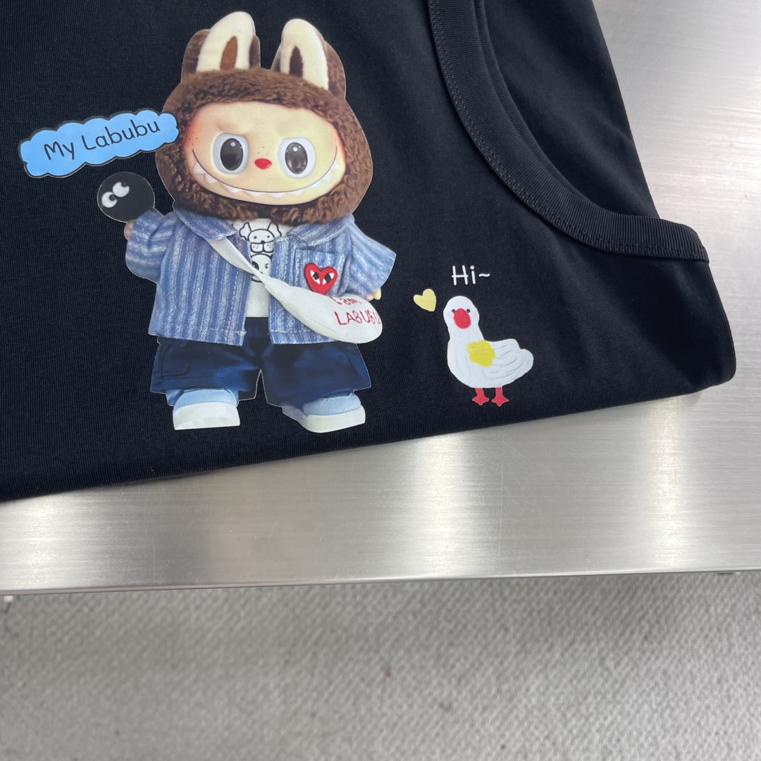 

-PLAY ✖️LABUBU 卡通印花背心T恤
采用280克新疆棉冰感索罗娜面料，通过索罗娜科技处理