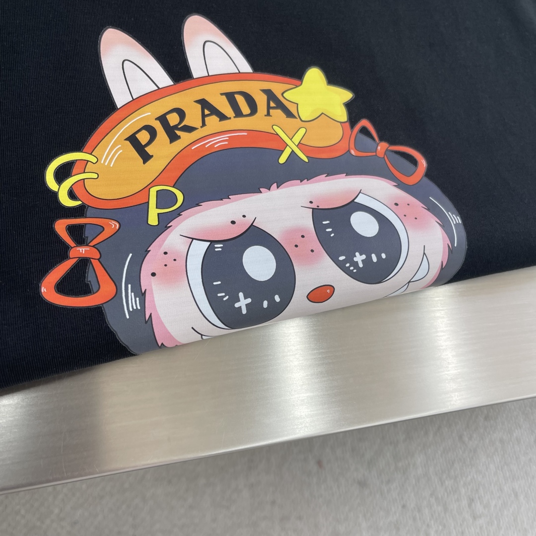 

-PRAD ✖️LABUBU 卡通印花短袖T恤
采用280克新疆棉冰感索罗娜面料，通过索罗娜科技处理
