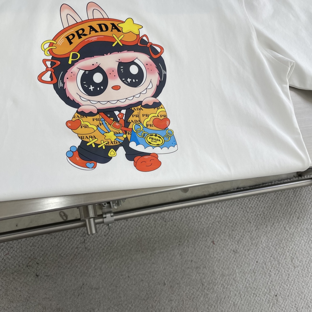 

-PRAD ✖️LABUBU 卡通印花短袖T恤
采用280克新疆棉冰感索罗娜面料，通过索罗娜科技处理