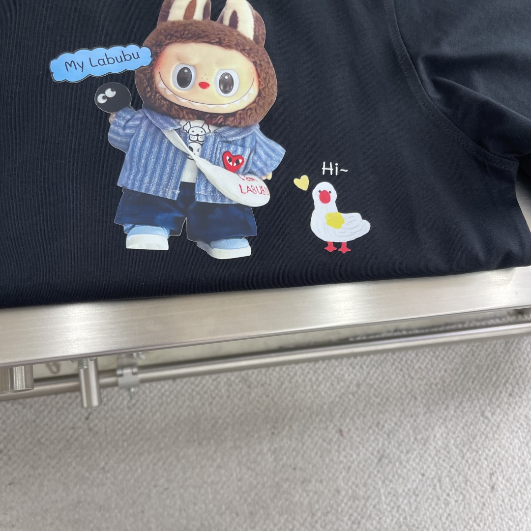 

-PLAY✖️LABUBU 卡通印花短袖T恤
采用280克新疆棉冰感索罗娜面料，通过索罗娜科技处理 