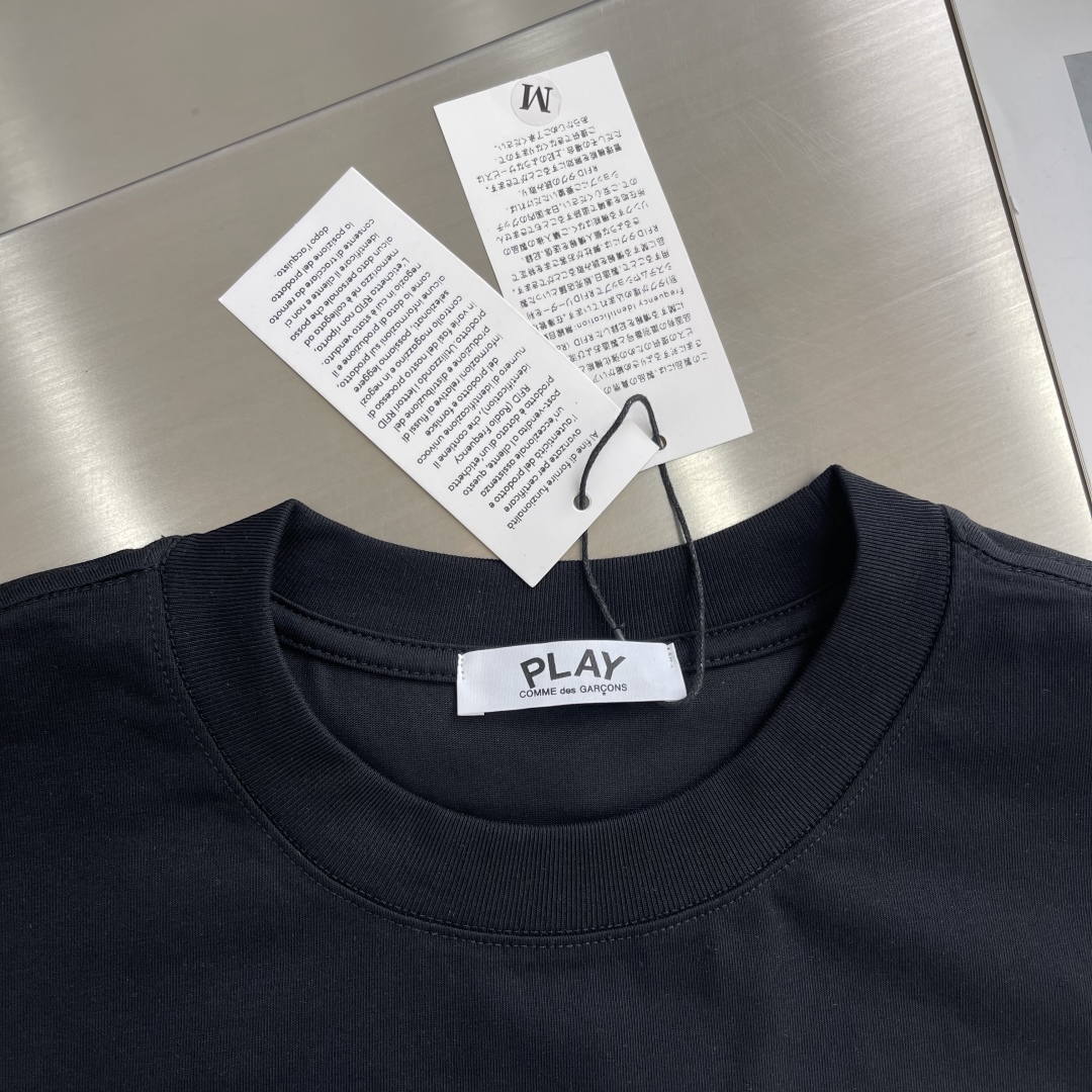 

-PLAY✖️LABUBU 卡通印花短袖T恤
采用280克新疆棉冰感索罗娜面料，通过索罗娜科技处理 