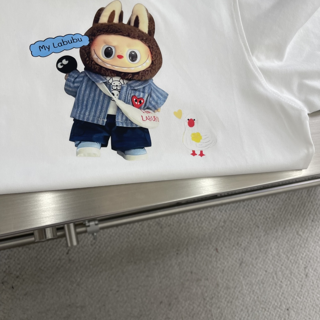 

-PLAY✖️LABUBU 卡通印花短袖T恤
采用280克新疆棉冰感索罗娜面料，通过索罗娜科技处理 
