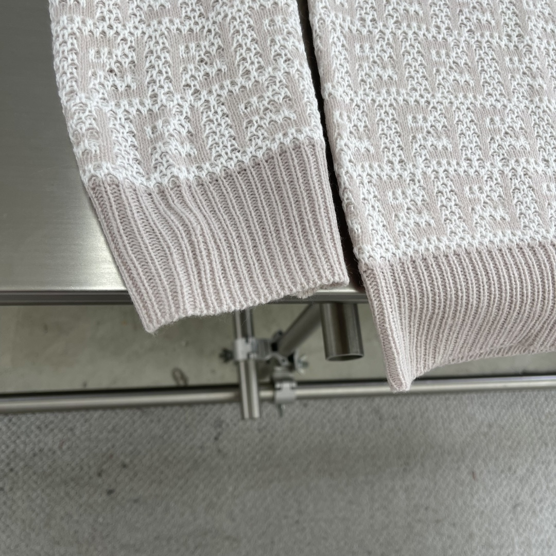 P700 Sweater: Wool-Stained, Imported Knitting, Custom Buttons, Wide Shoulders. - 图片 5