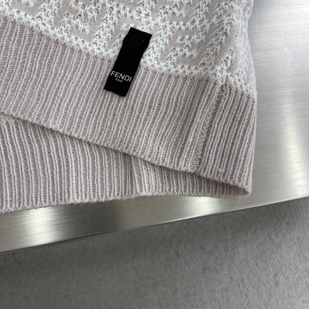 P700 Sweater: Wool-Stained, Imported Knitting, Custom Buttons, Wide Shoulders. - 图片 6