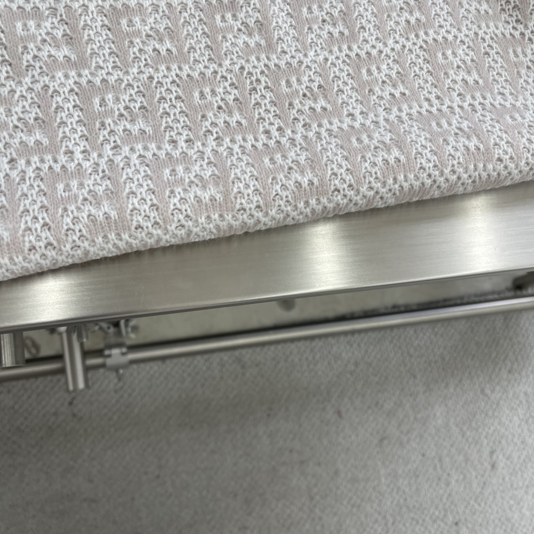 P700 Sweater: Wool-Stained, Imported Knitting, Custom Buttons, Wide Shoulders. - 图片 4