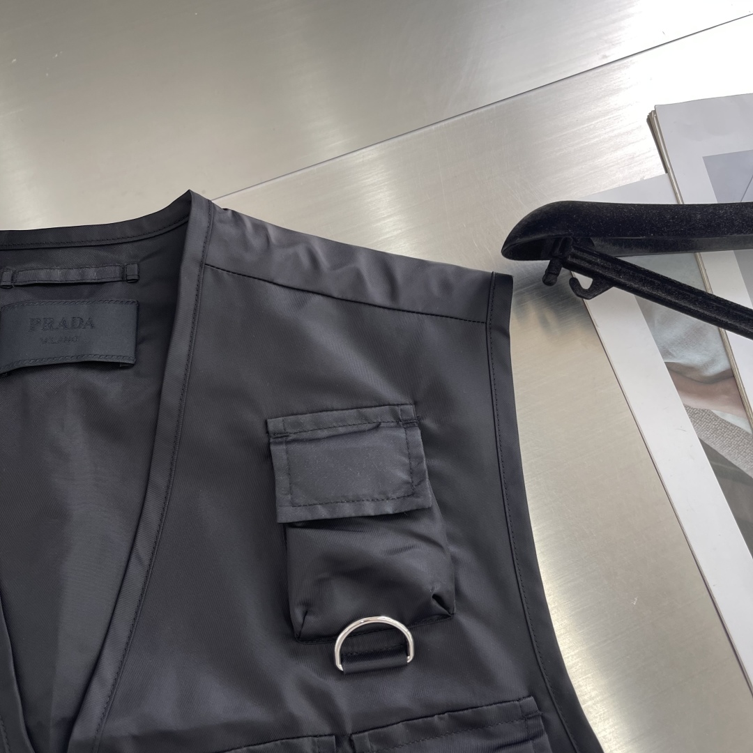 

-PRAD   工装尼龙马甲
选用标志性尼龙面料制成，通过高密度的编织结构，使其具备高强度抗撕裂，耐