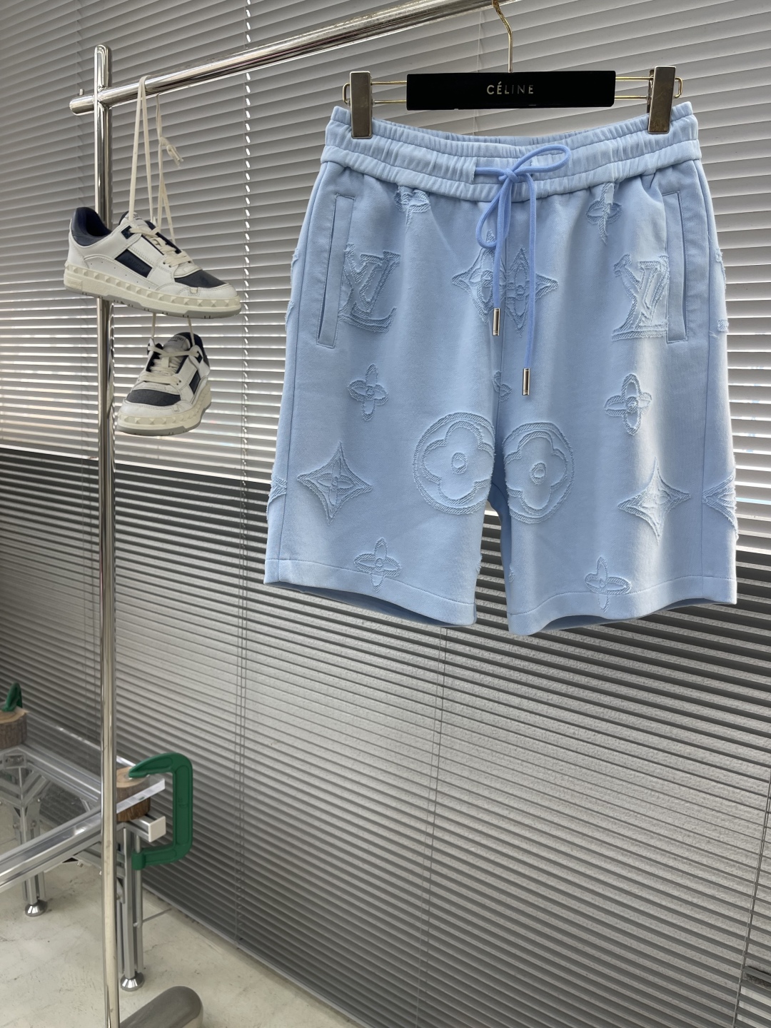 

-驴牌   25ss新款老花短裤
风尚前沿的不二之选。老花图案，传承经典，交织时尚与历史。精湛工艺，