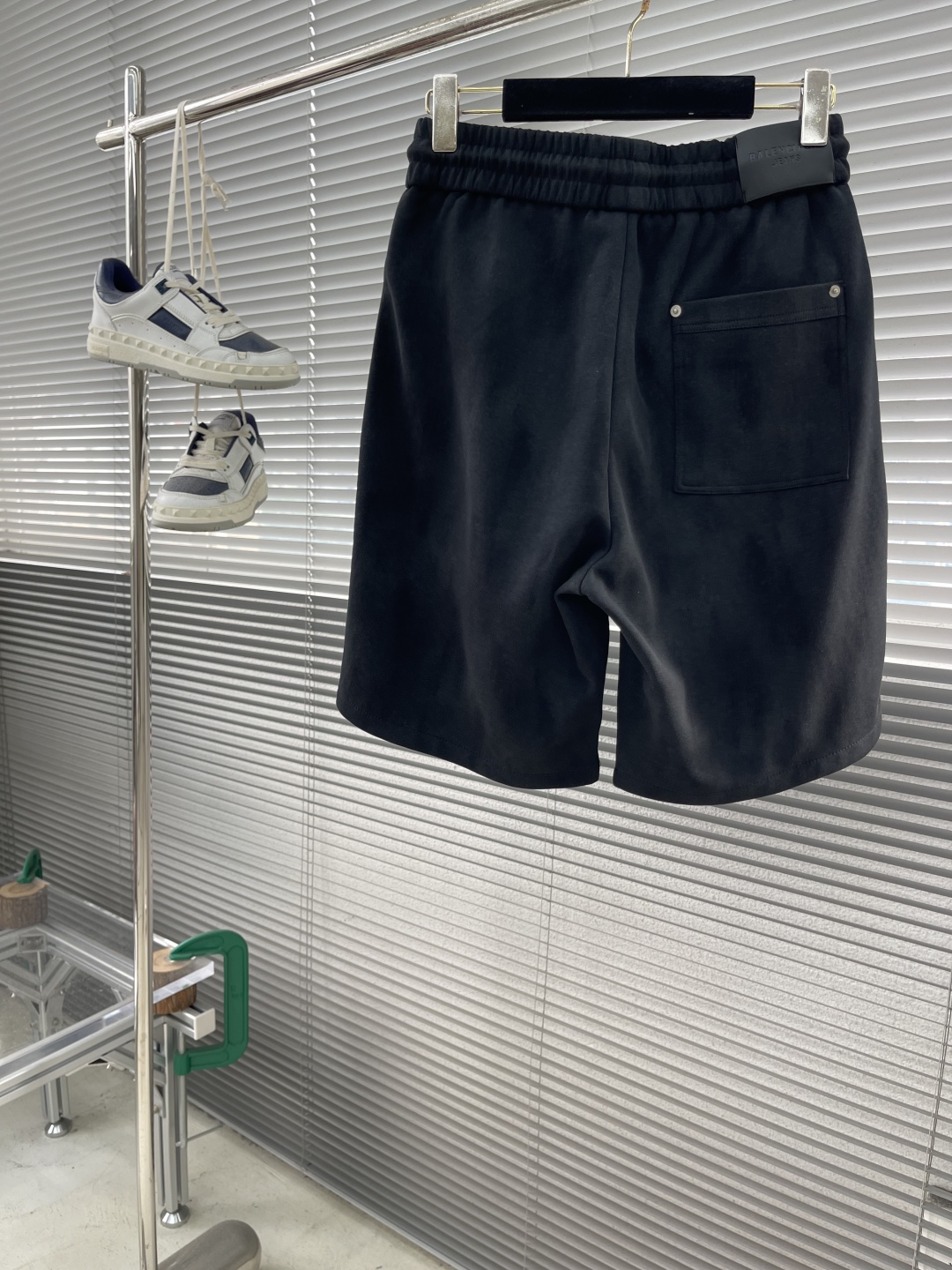 

-Balenciag   2025新款 轻奢主义 人字刺绣 定制logo皮章 男女日常通勤穿搭必备 