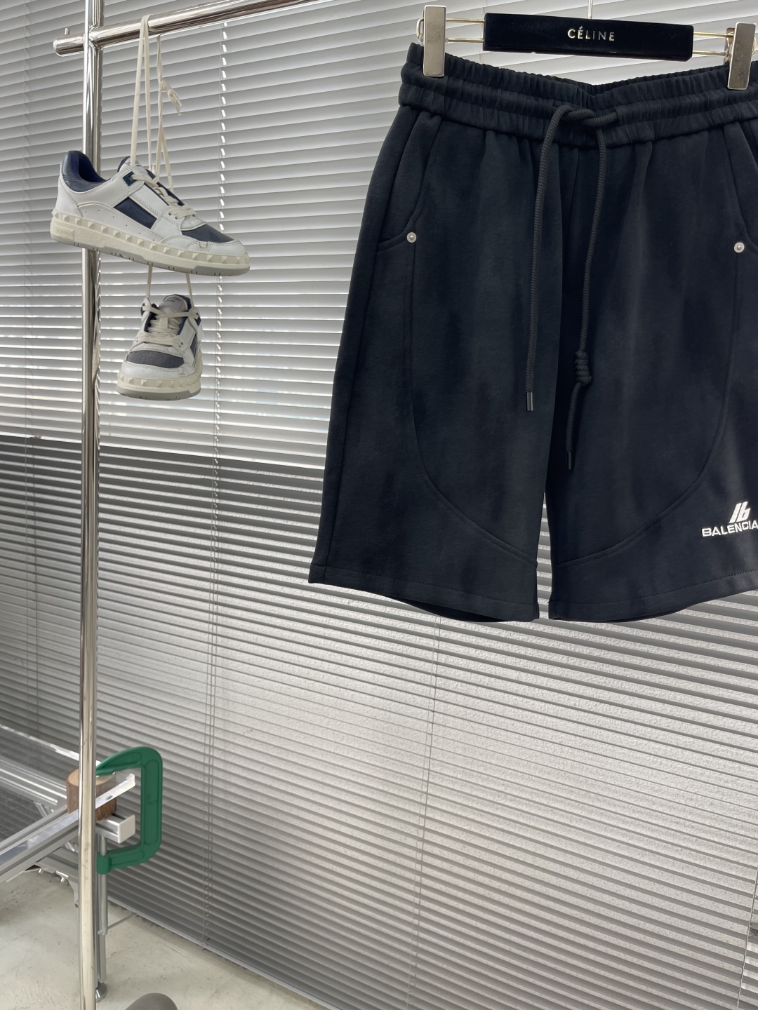 

-Balenciag   2025新款 轻奢主义 人字刺绣 定制logo皮章 男女日常通勤穿搭必备 
