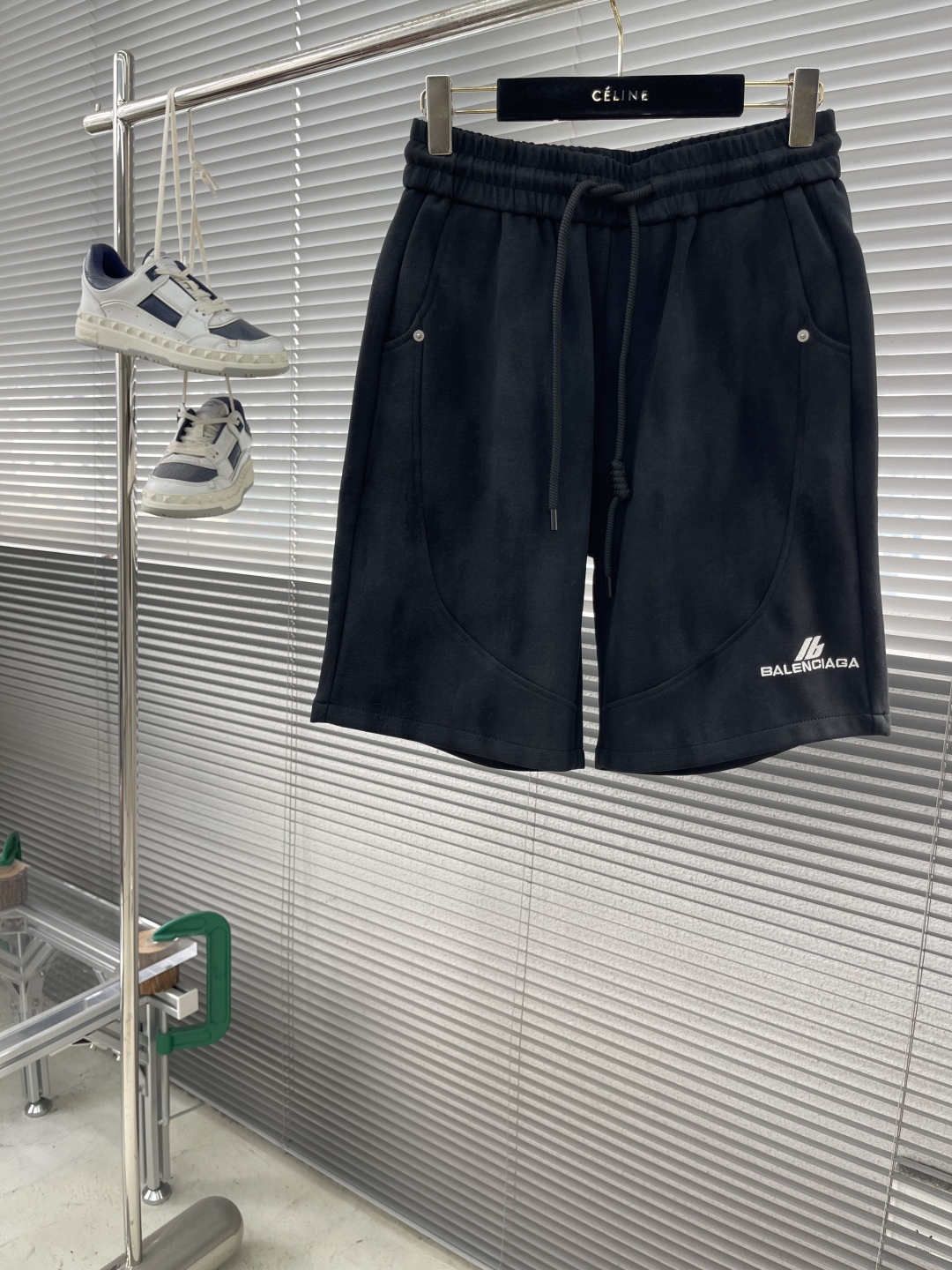 

-Balenciag   2025新款 轻奢主义 人字刺绣 定制logo皮章 男女日常通勤穿搭必备 