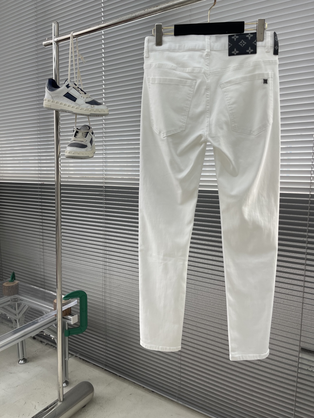 

-驴牌  2025春夏最新推出 直筒 牛仔裤 新品！重工水洗牛仔面料，定制面料和一般牛仔布料比起来，