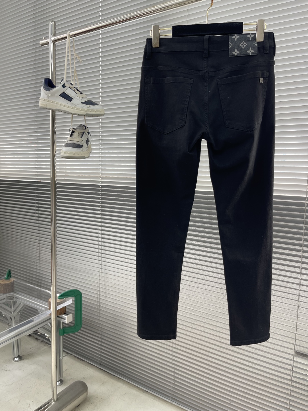 

-驴牌  2025春夏最新推出 直筒 牛仔裤 新品！重工水洗牛仔面料，定制面料和一般牛仔布料比起来，