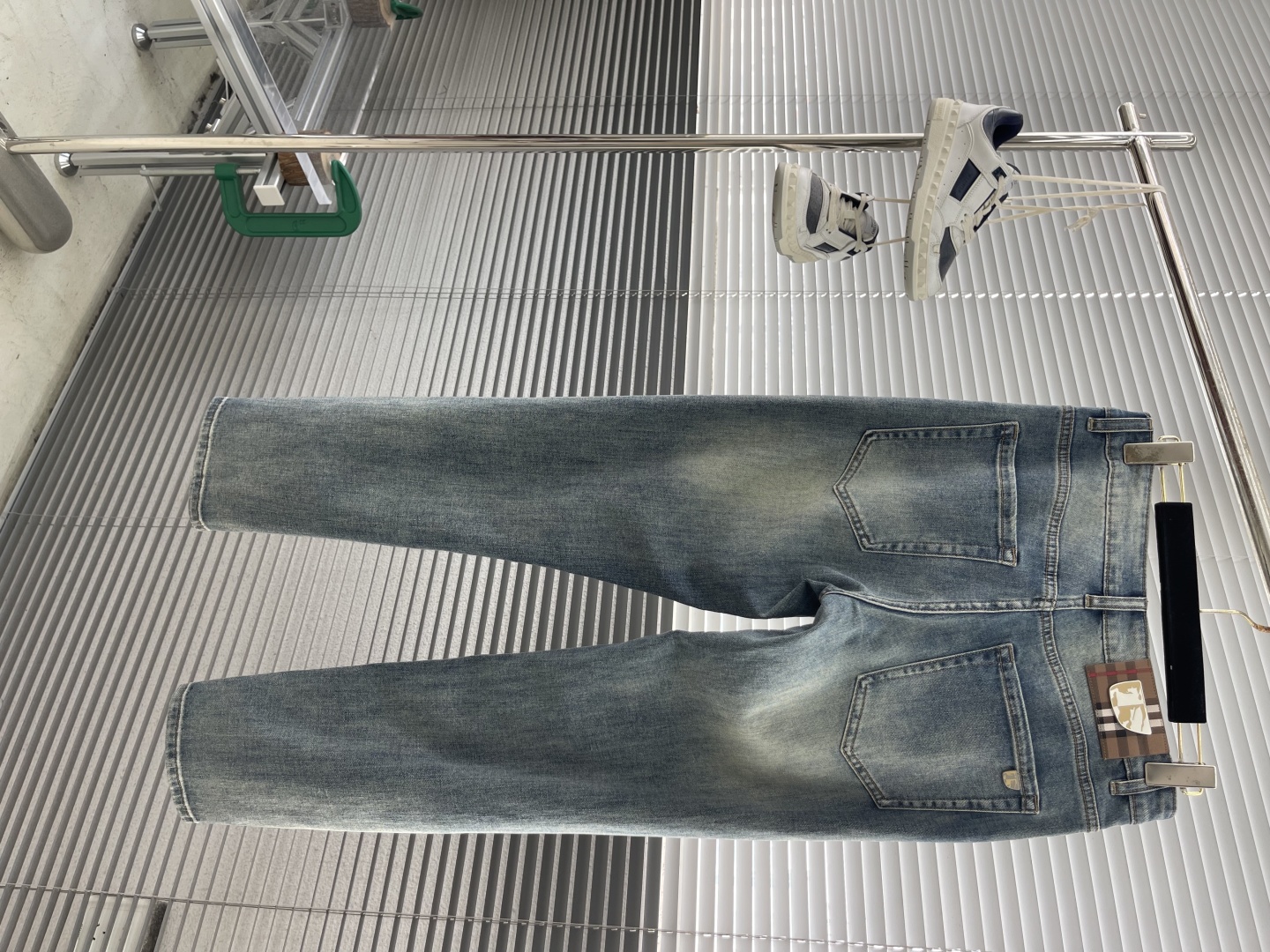 BBR Light Blue Wash Jeans: Cozy, Cool, Sexy Leisure Fashion with Traditional Hand-Painting Process - 图片 1