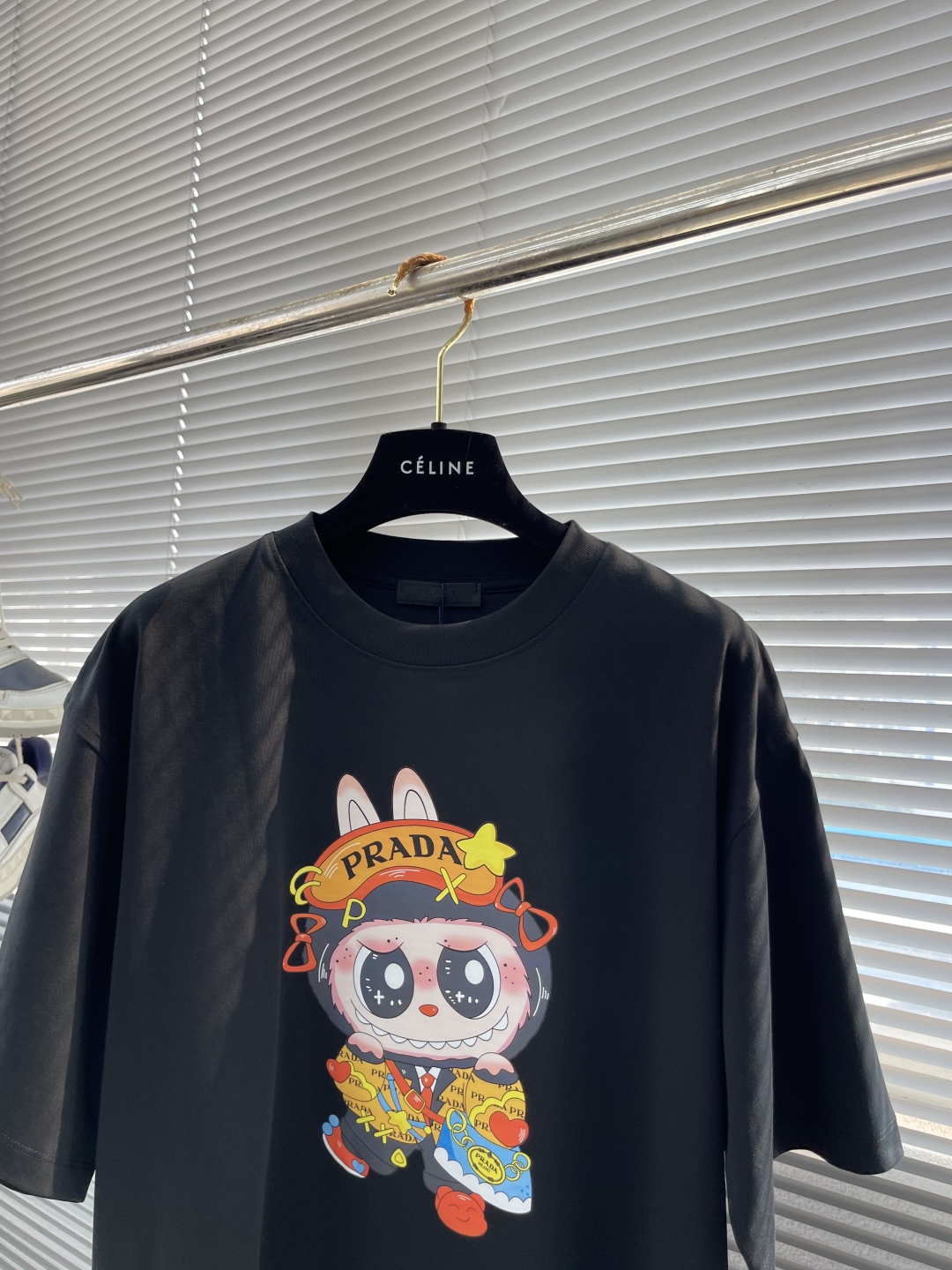 

-PRAD ✖️LABUBU 卡通印花短袖T恤
采用280克新疆棉冰感索罗娜面料，通过索罗娜科技处理
