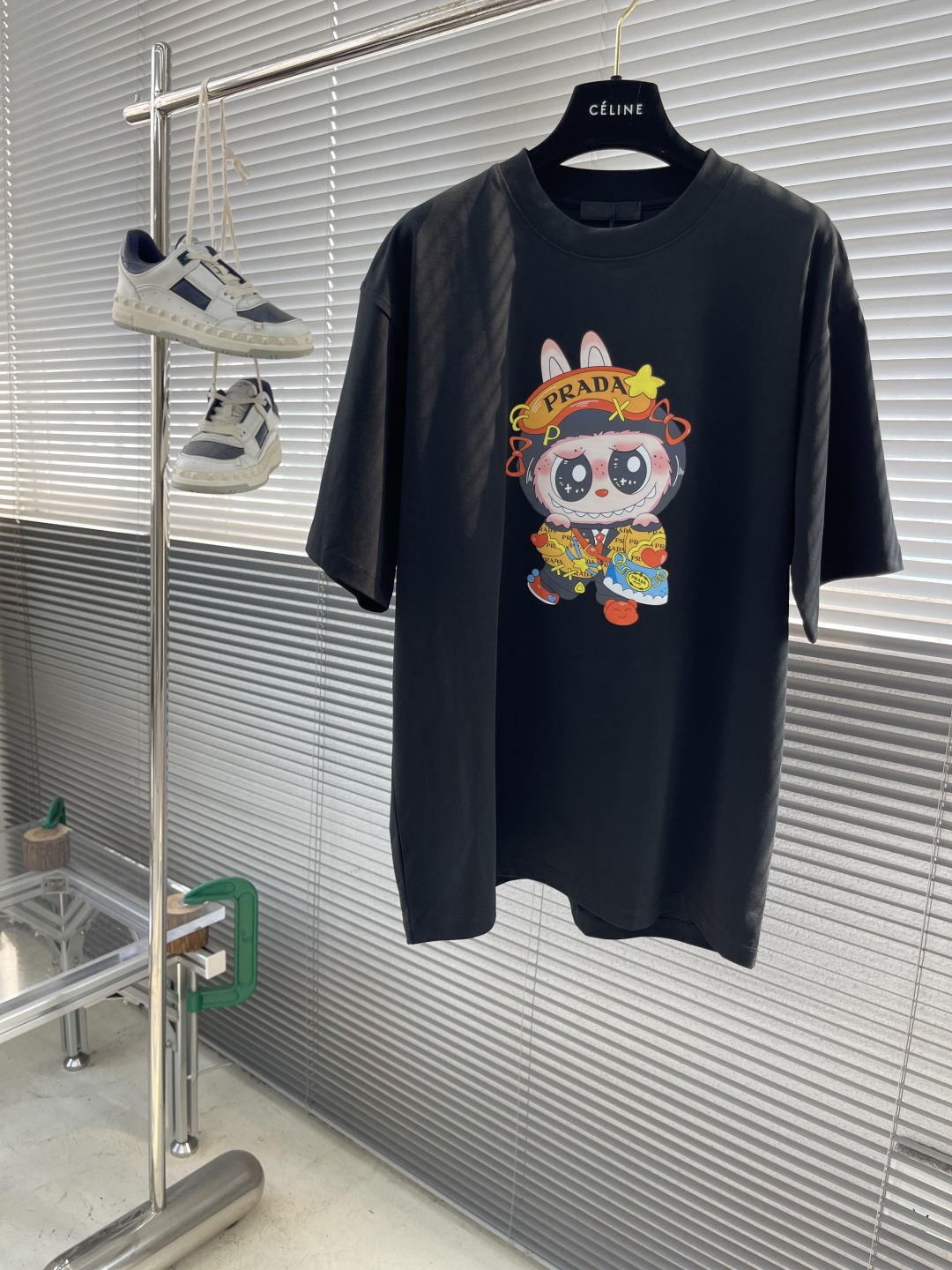 

-PRAD ✖️LABUBU 卡通印花短袖T恤
采用280克新疆棉冰感索罗娜面料，通过索罗娜科技处理