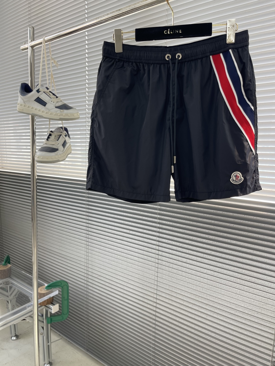 -mon 织带式短裤，这款短裤采用再生面料制作而成，侧口袋饰有红蓝式经典织带，松紧腰头搭配有橡筋抽绳，金