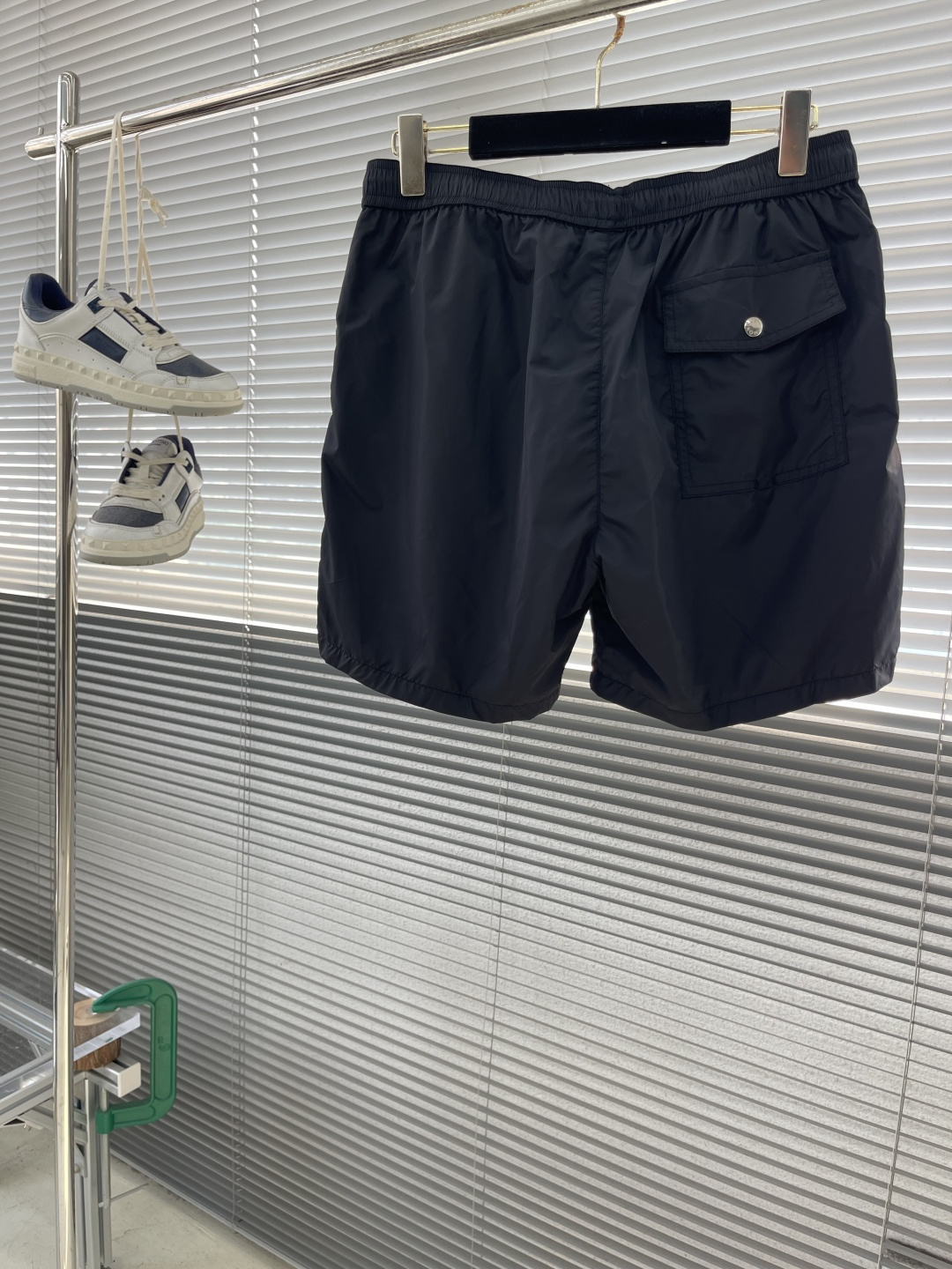 -mon 织带式短裤，这款短裤采用再生面料制作而成，侧口袋饰有红蓝式经典织带，松紧腰头搭配有橡筋抽绳，金