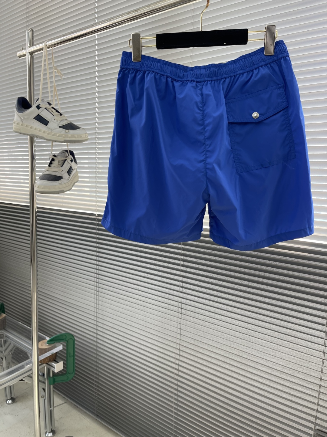 -mon 织带式短裤，这款短裤采用再生面料制作而成，侧口袋饰有红蓝式经典织带，松紧腰头搭配有橡筋抽绳，金