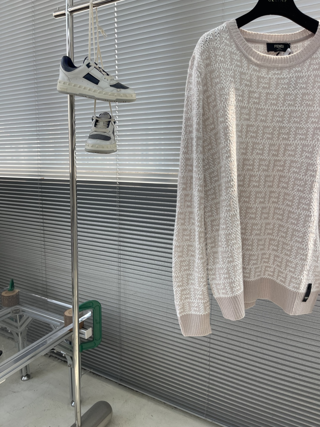 P700 Sweater: Wool-Stained, Imported Knitting, Custom Buttons, Wide Shoulders. - 图片 2