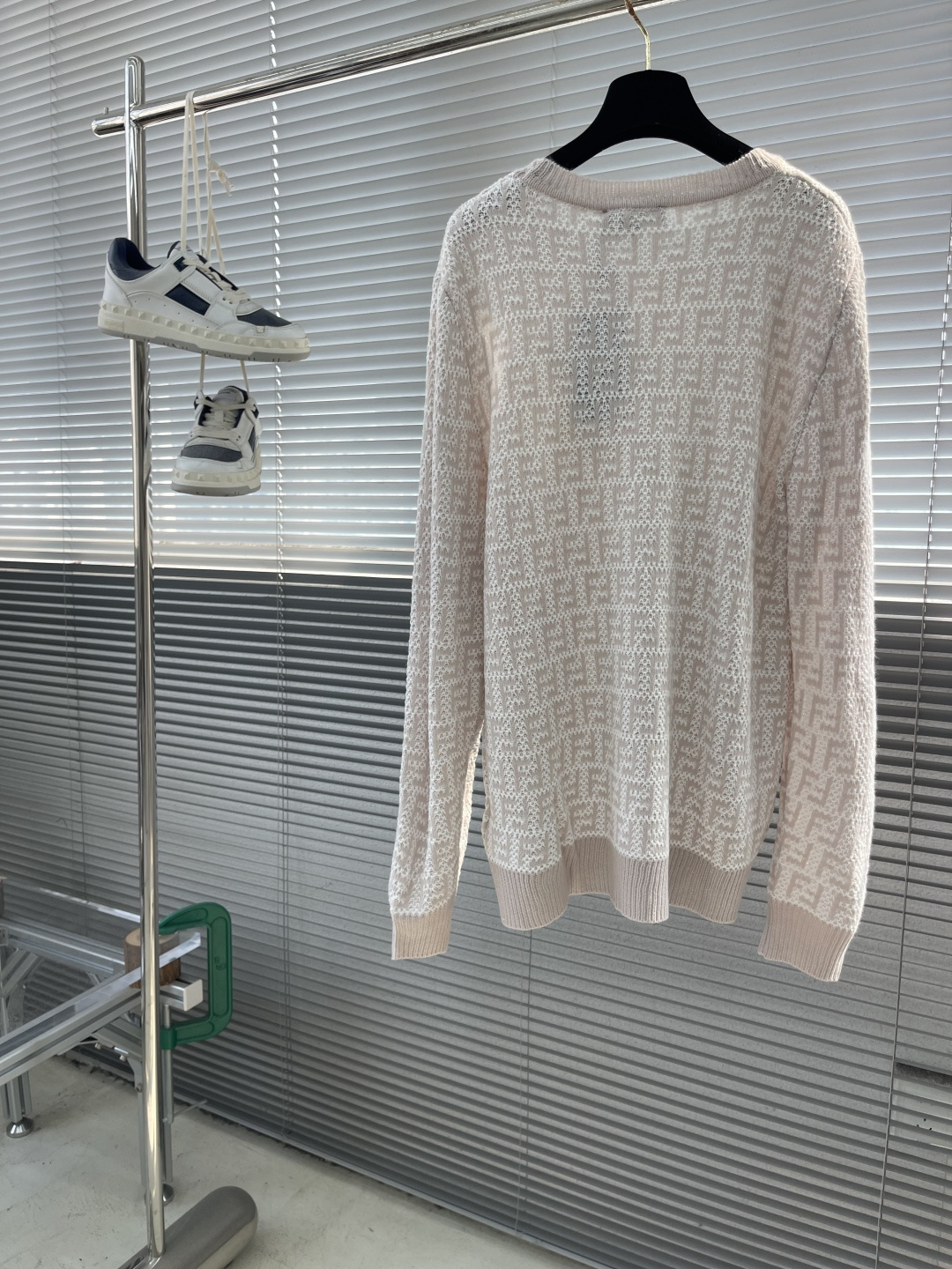 P700 Sweater: Wool-Stained, Imported Knitting, Custom Buttons, Wide Shoulders. - 图片 8